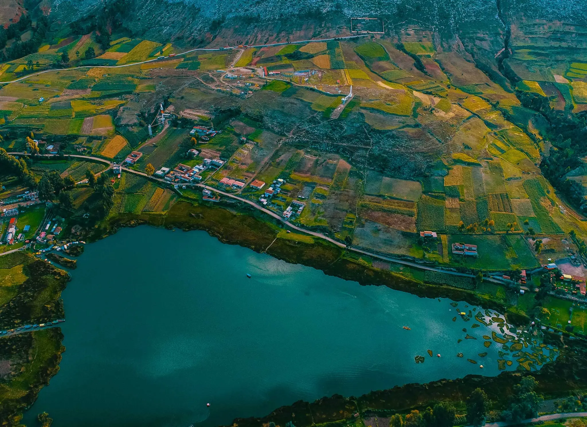 Vista aérea de campos andinos y una laguna en Salcabamba